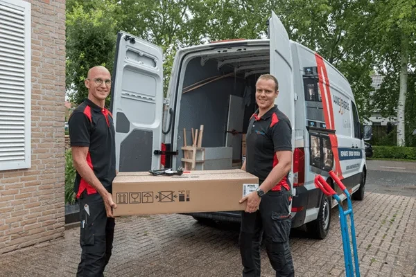 Monteurs met pakket met witgoed in Tholen